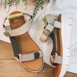 NWT Dirty Laundry Qwest Strappy Sandal